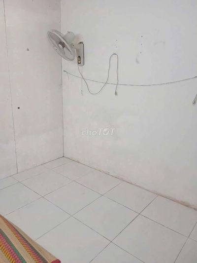 Phòng trống nhỏ đầu chợ sáng ,GTD ,1 người,1 xe ,wc ngoài dùng chung