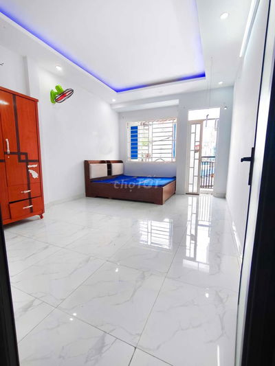 Phòng có ban công cửa sổ đầy đủ nội thất