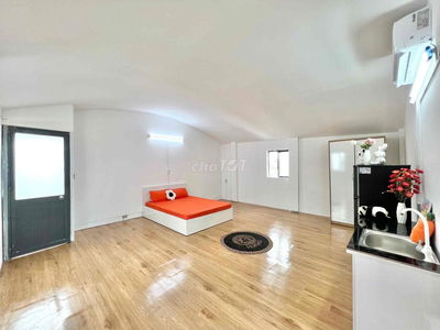 Cho Thuê Căn Studio Rộng Thoáng Cửa Sổ Thang Máy Full NT Ở CMT8 Q10