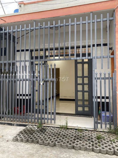Bán gấp căn nhà nằm ngay gần chợ Hóc Môn 102m2, sổ riêng. Giá 900tr