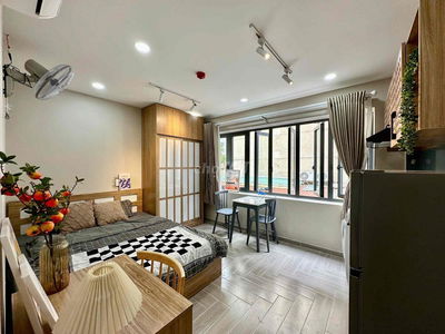 CĂN HỘ Q1_RỘNG RÃI_THOÁNG MÁT_SẠCH SẼ_CỬA SỔ LỚN_MÁY GIẶT RIÊNG_HẺMOTO