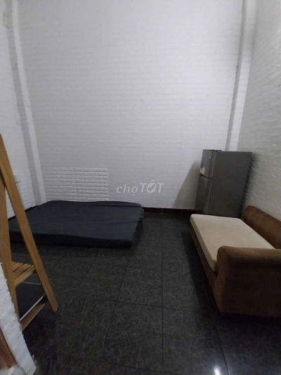 Cho thuê phòng tầng trệt có máy lạnh, tủ lạnh, nệm kệ bếp wc riêng,