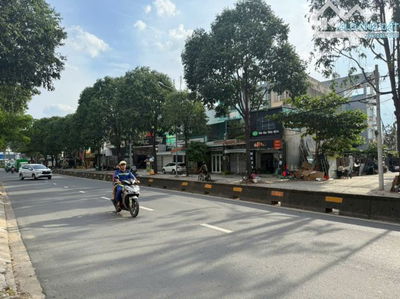 Bán nhà 3 tầng DT 8x20 - Căn góc 2 mặt tiền đường Lê Thị Riêng rộng 30m - Cách QL1A 900m