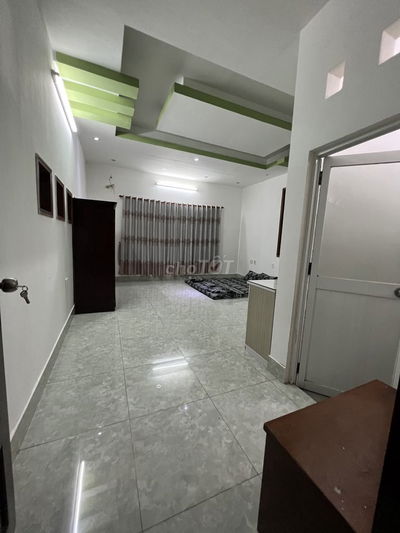 PHÒNG NỘI THẤT CƠ BẢN  RỘNG 35M2 - CỬA SỔ TRỜI GẦN CVPM 1KM