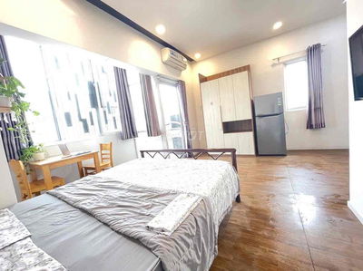 STUDIO BAN CÔNG CỬA SỔ TRỜI FULL NỘI THẤT NGAY IUH