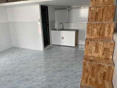 Phòng mới tinh, gác cao, máy lạnh, tủ thang, kệ tủ bếp, wc, thang máy