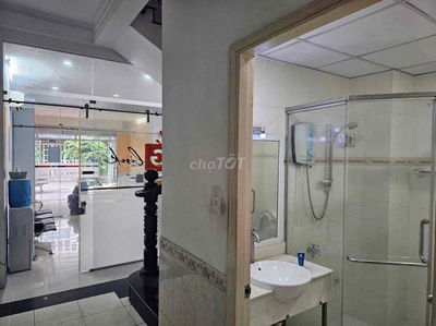 NHÀ MỚI SƠN SỬA , 5PN, SẴN 2 MÁY LẠNH. PHÙ HỢP Ở KINH DOANH VĂN PHÒNG