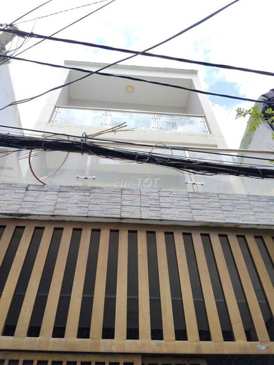 Nhà rộng dài, 4x18m, 2 lầu, 4pn có ban công riêng, có máy lạnh