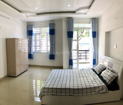 1 phòng ban công lớn, mặt tiền Phạm Ngũ Lão. Sát ngã 5