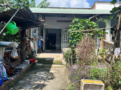 BÁN ĐẤT TẶNG NHÀ CẤP 4, 5X 28M, 2 PHÒNG NGỦ, GÁC LỮNG, GIÁ 650 TRIỆU