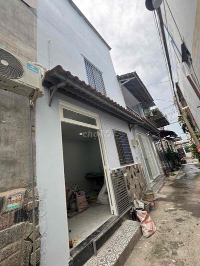 nhà chính chủ cần bán . DT 4,2x4 .2 lầu 2 phòng .3 tolet . hẻm 3m