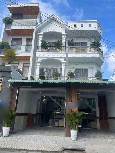Nhà mới xây sẵn ít nội thất, 4pn, sân ôtô, đường thông 8m.