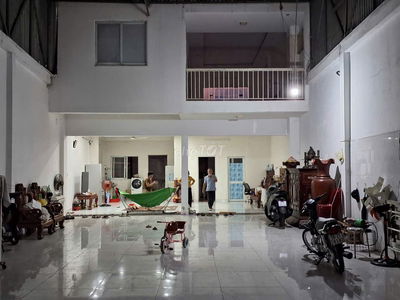 Bán gấp nhà mặt tiền Phan Văn Hớn DT 302m2, gần chợ Bà Điểm TP.HCM