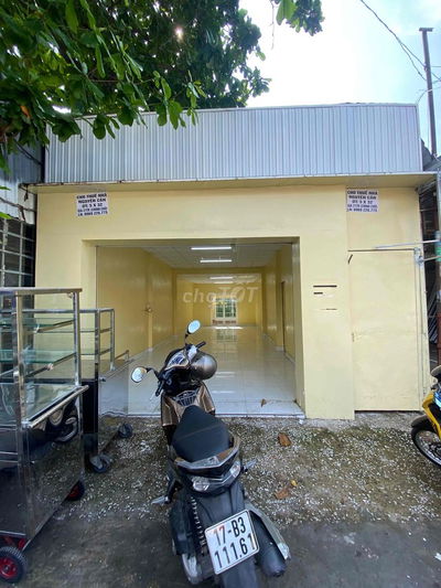 CHO THUÊ NHÀ NGUYÊN CĂN MT MẶT BẰNG KD BÌNH LONG Q.TP vị trí ngã tư