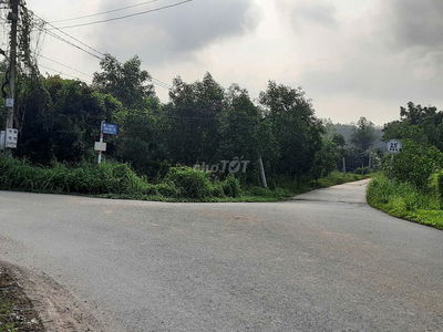 Bán đất mặt tiền 23m, phường Tân Uyên mới (377,8 m2 )