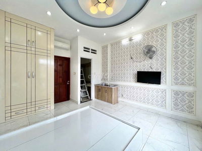 Studio rộng thoáng, cửa sổ sáng, sang trọng