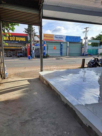 Mặt bằng mặt tiền Dt743, thích hợp làm văn phòng, quầy thuốc
