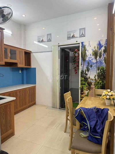 xe hơi ngủ trong nhà khu Vip quận 11