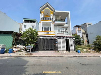 Nhà phố kdc Phú Hồng Thịnh 6 gần làng đại học quốc gia và BigC Dĩ An