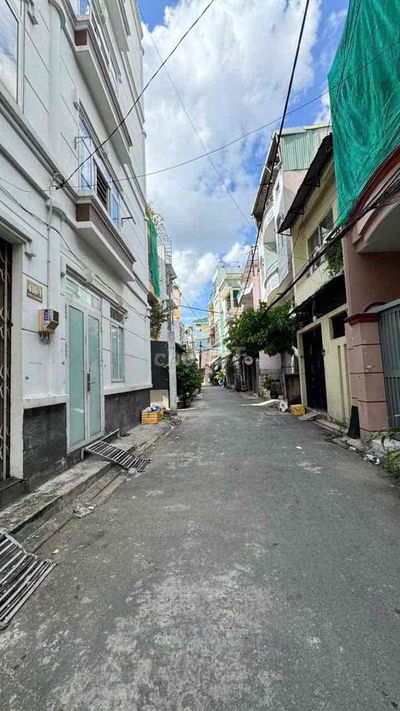 Toà nhà 6 Tầng (có Hầm + thang máy) Hẻm 5m Bàu Cát. DT:4,3 x 27m - 9PN