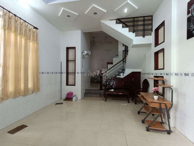 Nhà 4 phòng ngủ, sát Vincom Thủ Đức, đậu ô tô