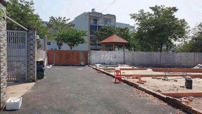 Đất hẻm ôtô tránh sau lưng chợ Đầu Mối Hóc Môn (DT: 5,53 x 17,05)