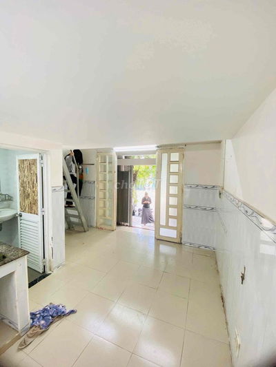 Phòng trọ cao cấp có Gác và Sân mặt trước 4tr8 có máy lạnh 30m2