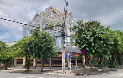 Cho thuê biệt thự góc đối diện công viên dt 10*23m