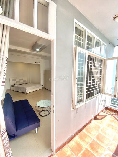 Phòng mới, ban công, sẵn nội thất. Sát mặt tiền Phạm Văn Đồng