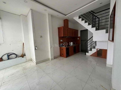 NHÀ NGUYÊN CĂN 3 TẦNG-2PN2WC– CMT8,Q10 gần chợ, KDOL, SV ghép, ở GĐ ok