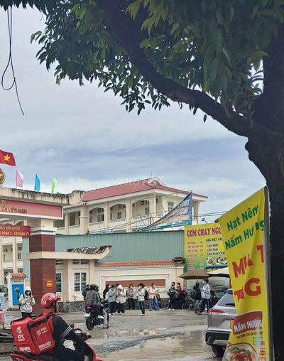 Cho thuê vỉa hè bán cả ngày có sẵn xe trà chanh + ô dù