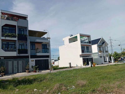 Bán đất 2 mặt tiền kdc Hoàng Phan Thái