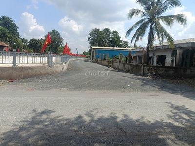 Cho thuê nhà xưởng 700m2 2 mặt tiền đường lớn - Nhị Bình Hóc Môn