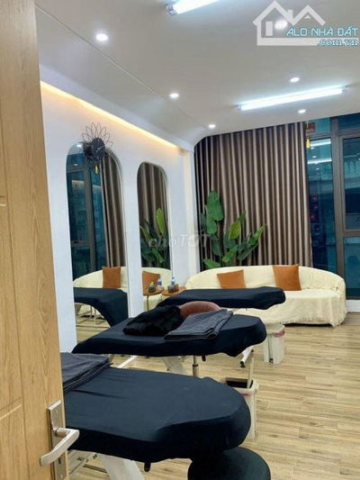 Cho thuê nhà ngõ 31 Hoàng Cầu – Đống Đa, 70m² + sân 250m, 3 tầng, MT 6m, giá 37 tr/tháng