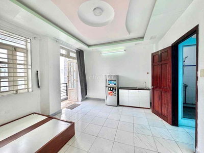 Phòng ban công, full nội thất, gần CĐ FPT