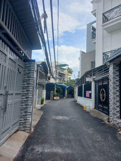 Nhà mới đẹp, phái sau chợ Phước Long B