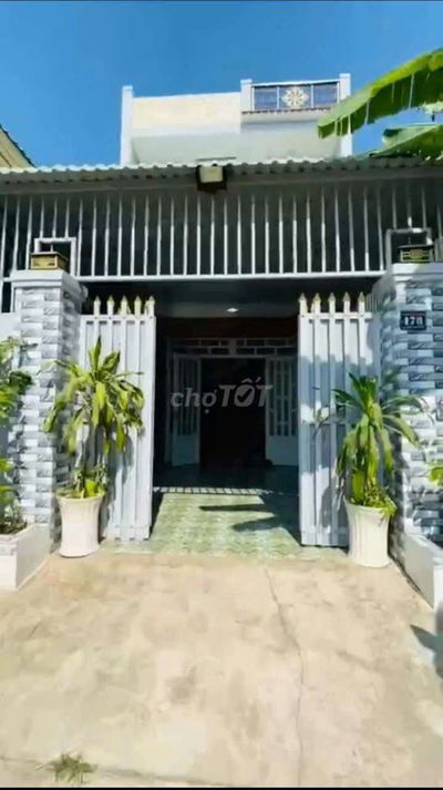 Sang tên nhà cách chợ Bình Chánh 1km, có sổ hồng riêng đã hoàn công.