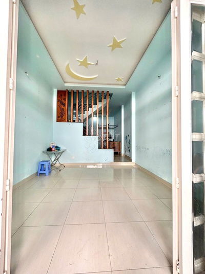 Nhà Mã Lò 4m x 13m 2 lầu sân thượng 3 phòng, 2 máy lạnh