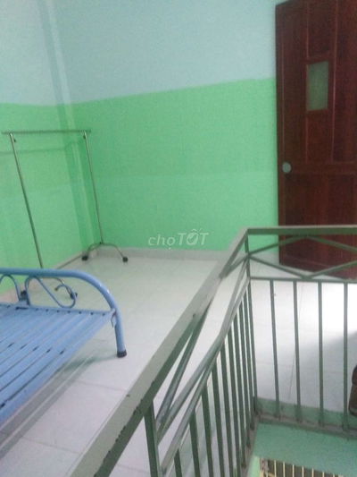 Nhà 1 trệt+ 1lầu riêng biệt. Máy lạnh, nước nóng. Sát Quận 1,3,5