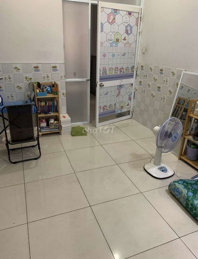 Phòng Trệt,Kệ bếp bồn rửa nấu ăn,Cửa sổ thông thoáng,giờ tự do
