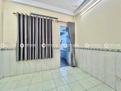 PHÒNG TẦNG THƯỢNG - CÓ MÁY LẠNH , TỦ LẠNH , BANCOL GẦN NGÃ TƯ BỐN XÃ