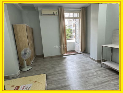 Phòng Q.1 gần công viên Lê Văn Tám, có ban công, full nội thất