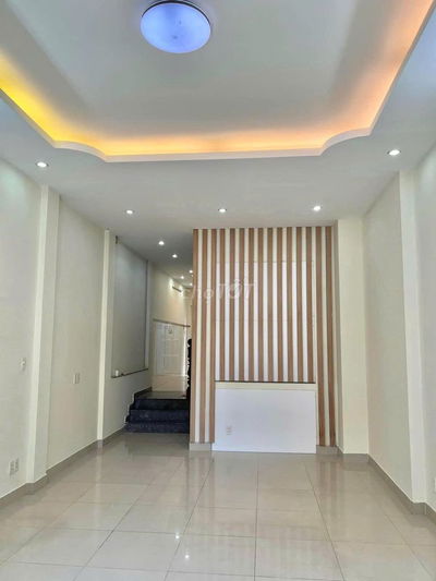 Cho thuê nhà 3 lầu, 6 PN, 7 WC mặt tiền đường số Tân Quy Q7 chỉ 22 Tr