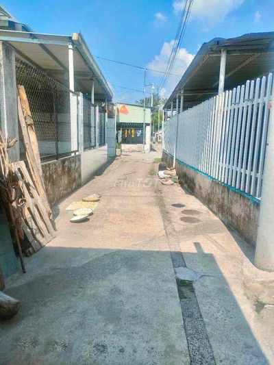 Nhà Gần Tiểu Học Phú Hoà 2  rộng rải sân trước sau