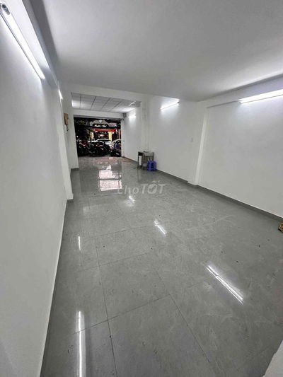 Cho thuê mặt bằng CMT8 Q3 (4.5x25m) – Sát Quận 1 - Vỉa hè 5m – 29.5tr