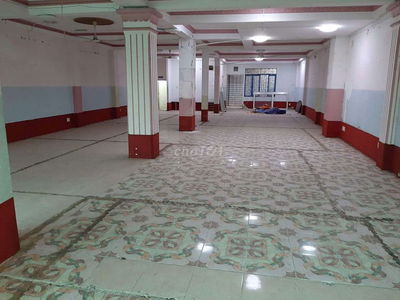 Tòa nhà ngay metro 8.8x25 5 lầu trống suốt