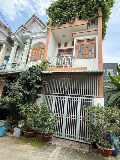 Bán căn nhà 1 trệt 1 lầu sổ riêng sát chợ phú phong