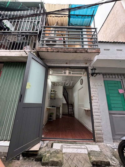Nhà Nguyên căn, có máy lạnh. 1PN 1WC,gần Giáo xứ Hòa Bình