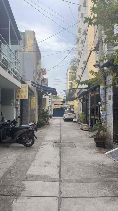 hẻm ôtô ngay chợ,  55m2. nhà  xây kiên cố ,shr , đường thông  ,