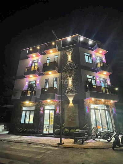 Nhà căn góc ngay ngã 4 cần bán